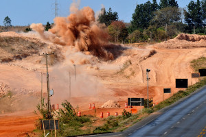 Terceira implosão em rocha na Epia ocorreu às 15h15 deste domingo (11).