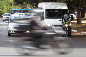 A dois dias do início da cobrança do certificado de registro e licenciamento de veículos (CRLV) do exercício 2016, 733.037 motoristas do DF ainda não têm o documento em mãos.