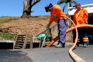 Começou na manhã desta segunda-feira (12) a limpeza das bocas de lobo das tesourinhas do Plano Piloto.