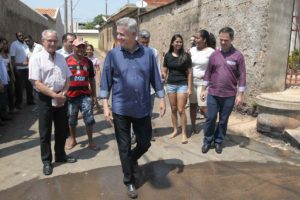 Terminam na próxima semana as obras de recapeamento e tapa-buraco de 14 trechos no bairro Morro Azul, em São Sebastião, 98% dos trabalhos já foram concluídos. O governador de Brasília, Rodrigo Rollemberg, vistoriou os avanços na manhã deste sábado (17).