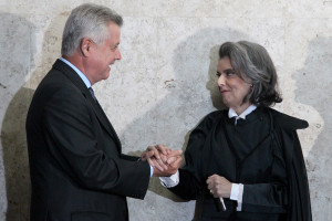 O governador de Brasília, Rodrigo Rollemberg, cumprimenta a presidente do STF, ministra Cármen Lúcia.