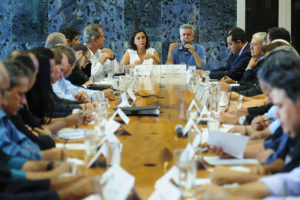 O governador Rodrigo Rollemberg reuniu-se nesta quinta-feira (29) com o secretário das Cidades, Marcos Dantas, e com administradores regionais e representantes de empresas do governo.