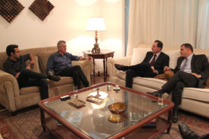 O governador Rodrigo Rollemberg recebeu, na noite desta quinta-feira (22). representantes da empresa organizadora do UFC, na Residência Oficial de Águas Claras.