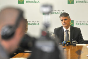 O chefe da Casa Civil, Sérgio Sampaio, em coletiva no Palácio do Buriti nesta quarta-feira (21).