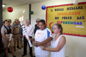 A atleta de golbol e estudante do Centro de Ensino Especial de Deficientes Visuais, Kátia Aparecida, leu a frase “A igualdade é o nosso ponto de partida na vida e no esporte”, formulada pelo Comitê Paralímpico Brasileiro e escrita em braile