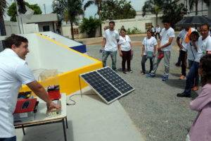 Alunos assistem à aula inaugural do curso de nstalação e manutenção de sistemas fotovoltaicos da Fábrica Social .