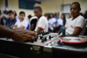 No último dia do projeto Centro de Ensino Fundamental 18 de Ceilândia, os alunos puderam participar de várias oficinas, como a de discotagem.