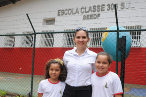 Tânia Sudré é mãe de Ana Clara e Eduarda e está atenta ao processo eleitoral na Escola Classe 305 Sul, na Asa Sul.