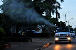 Fumacê aplica inseticida em Brazlândia.