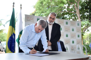 O governador Rodrigo Rollemberg assina o termo de posse do novo diretor-presidente do Zoológico de Brasília, Gerson de Oliveira.