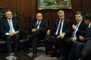 O governador de Brasília, Rodrigo Rollemberg, e chefes dos Executivos de estados das regiões Norte, Nordeste e Centro-Oeste, em reunião com o presidente do Senado, Renan Calheiros, na tarde desta terça-feira (4).