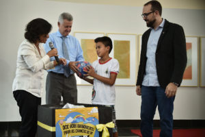 A colabora do governo, Márcia Rollemberg, o governador Rodrigo Rollemberg e o secretário de Políticas para Crianças, Adolescentes e Juventude, Aurélio de Paula Guedes Araújo, fizeram a entrega simbólica de brinquedo ao estudante Rafael Alexandre dos Reis, do Centro de Atenção Integral à Criança (Caic) Juscelino Kubitschek, do Núcleo Bandeirante.