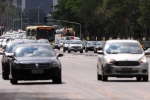 Carros circulando no Eixo Monumental