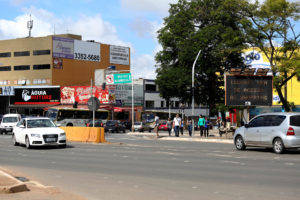 o Departamento de Trânsito do Distrito Federal (Detran-DF) em parceria com o Departamento de Estradas de Rodagem (DER-DF) fará alteração no tráfego de veículos num trecho da via de acesso ao Taguatinga Shopping, ao lado do Colégio Alub, em Taguatinga Sul.