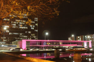 Palácio do Buriti iluminado para a campanha Outubro Rosa.