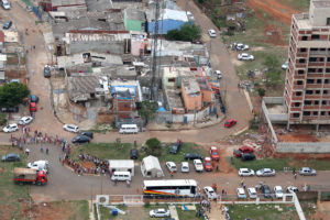 Na QR 115, em frente à Creche Ipê Roxo, foi montada estrutura pelo governo de Brasília para dar suporte aos moradores atingidos pela tempestade.