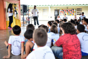 A peça Aprendendo a dizer não ensina, de forma divertida, crianças de até 10 anos que elas não devem usar drogas.