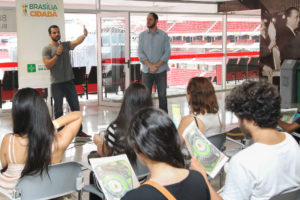 Voluntários receberam treinamento do coordenador de produção do concerto do Guns N’ Roses, Cristiano Bernardes