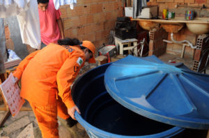 Militar do Corpo de Bombeiros faz vistoria em busca de criadouros do Aedes aegypti em casa no Itapoã.