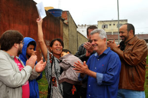 Governador de Brasília, Rodrigo Rollemberg, entregou um lote na Quadra 5 Norte. A beneficiada foi a dona de casa Guiomar Batista de Sousa, de 49 anos.