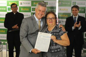 O governador de Brasília, Rodrigo Rollemberg, entregou na manhã desta quinta-feira (10) 35 escrituras para promover a regularização fundiária de templos religiosos e entidades de assistência social.