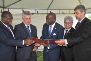 O vice-presidente de Angola, Manuel Domingos Vicente, o governador Rodrigo Rollemberg, o embaixador de Angola no Brasil, Nelson Cosme, o deputado distrital Lira (PHS), e o secretário de Patrimônio da União, Guilherme Estrada Rodrigues.