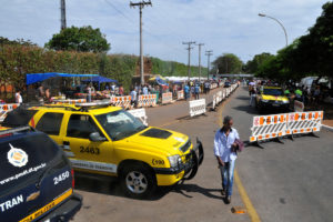 A Polícia Militar organizava o trânsito e a Agefis impedia a aglomeração de ambulantes na entrada do cemitério.