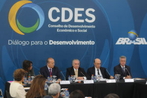 A secretária do Conselho de Desenvolvimento Econômico e Social, Patrícia Audi; o ministro chefe da Casa Civil da Presidência da República, Eliseu Padilha; o presidente da República, Michel Temer; e o governador de Brasília, Michel Temer.