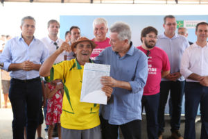 Luís Severino da Silva recebeu a escritura das mãos do governador Rollemberg.