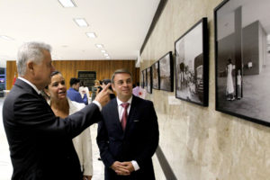 O governador Rodrigo Rollemberg acompanhado da esposa Márcia; e o embaixador da Hungria, Norbert Konkoly.