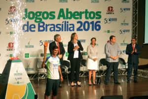 Na cerimônia, o atleta brasiliense Caio Bonfim, quarto lugar na marcha atlética na Olimpíada Rio 2016, acendeu a pira dos jogos.