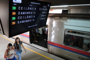 Painel eletrônico instalado na plataforma de embarque e desembarque na Estação Arniqueiras