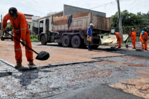 Equipes da Novacap trabalham na manutenção das vias por todo o DF.