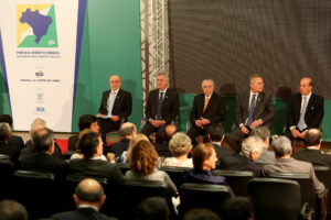 O governador de Brasília, Rodrigo Rollemberg, assistiu à premiação ao lado do presidente da República, Michel Temer, e do presidente do Congresso Nacional, senador Renan Calheiros