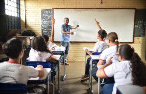 Professor e alunos em sala de escola da rede pública de ensino do DF