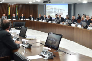 O governador Rollemberg e chefes de Executivo de Estados em reunião com o presidente da República, Michel Temer.