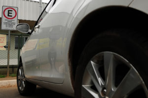 Carro estacionado em vaga exclusiva para condutores com mais de 65 anos