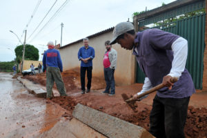 O governador de Brasília, Rodrigo Rollemberg, inspecionou as obras do Trecho 1 do Sol Nascente na manhã deste sábado (12).