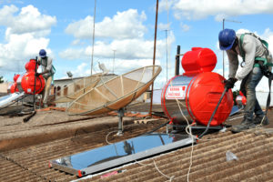 As primeiras dezenas dos 2 mil aquecedores solares que serão doados pela Companhia Energética de Brasília (CEB) no Distrito Federal começaram a ser instaladas.