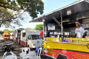 Decreto assinado nesta quarta (21) estipula regras de estacionamento e uso de área pública para os food trucks do DF.