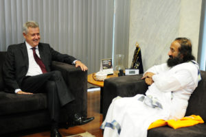 O líder humanitário Sri Sri Ravi Shankar foi recebido pelo governador de Brasília, Rodrigo Rollemberg, nesta quarta-feira (14).