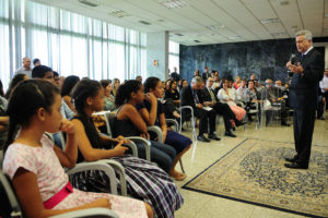 O governador Rollemberg entregou premiação aos estudantes nesta sexta-feira (16).