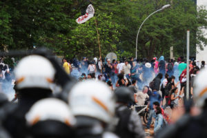 Grupo se recusou a passar pela revista feita pela Polícia Militar e iniciou confronto.