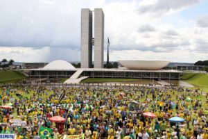 Manifestação popular ocorrida na Esplanada dos Ministérios na manhã deste domingo (4).