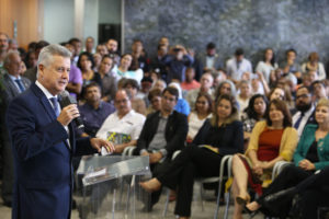 Rollemberg discursa após sanção do Marco Regulatório do Terceiro Setor no DF