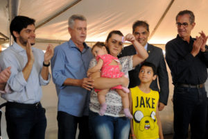 Governador de Brasília, Rodrigo Rollemberg, entrega a chave para Roniele Alves Nogueira.