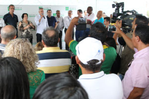 O governador Rollemberg durante o lançamento das ordens de serviço para as obras em Ceilândia.