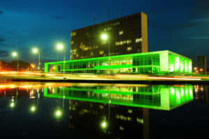 O Palácio do Buriti ficará iluminado de verde até domingo (4). O gesto é uma homenagem às vítimas do acidente aéreo com o time de futebol Chapecoense.