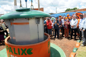 Os equipamentos, chamados de papa-lixo, foram inaugurados nesta segunda-feira (19) e vão garantir o armazenamento e a coleta regular de resíduos na área.