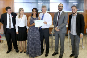 O secretário Nacional de Juventude, Bruno Moreira; a subsecretária da Juventude, Aline Bezerra; a conselheira da Juventude do DF, Maieia Ribeiro; o governador de Brasília, Rodrigo Rollemberg; o secretário de Politicas para Crianças, Adolescente e Juventude, Aurélio Araújo; e o conselheiro da Juventude, Rodrigo Dias.